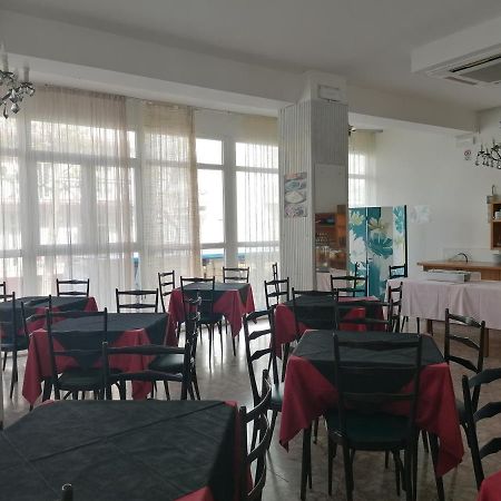 Hotel Nova Dhely Rimini Eksteriør billede