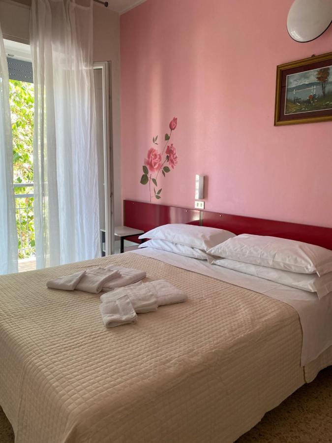 Hotel Nova Dhely Rimini Eksteriør billede