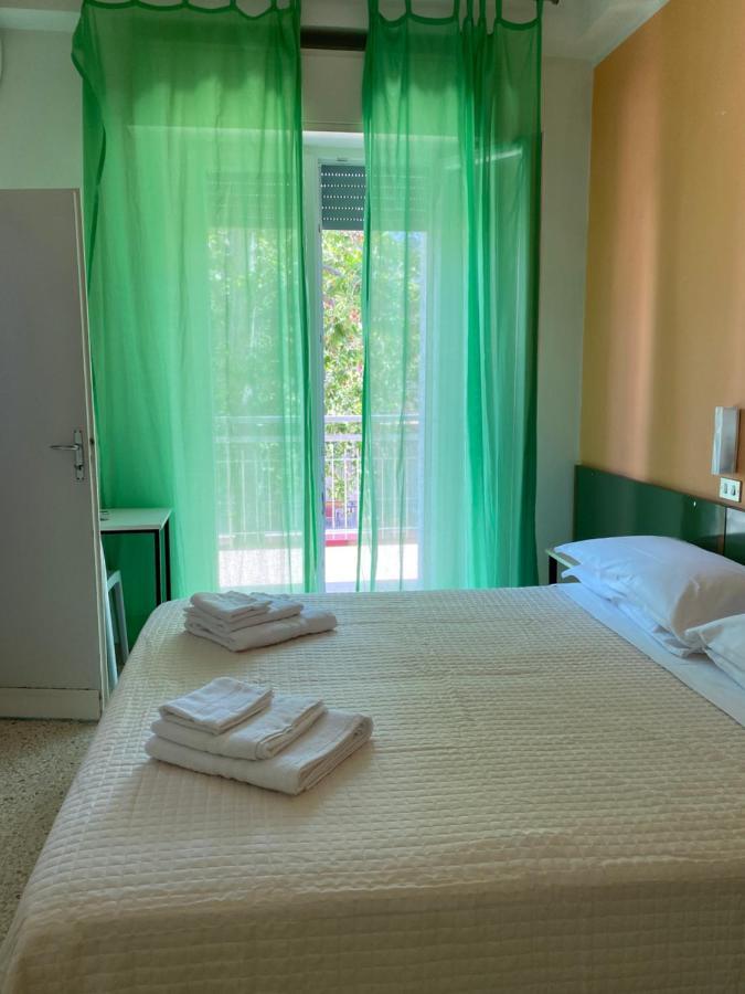 Hotel Nova Dhely Rimini Eksteriør billede