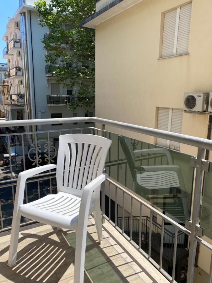 Hotel Nova Dhely Rimini Eksteriør billede
