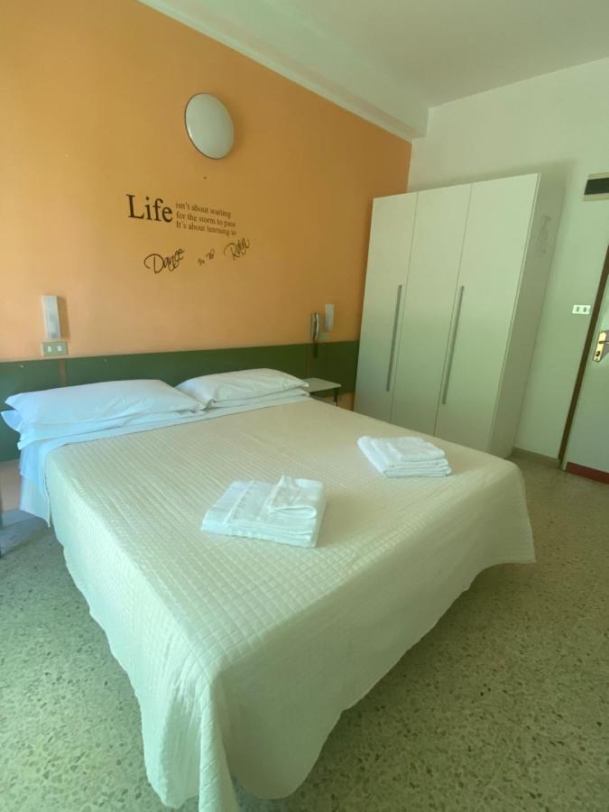 Hotel Nova Dhely Rimini Eksteriør billede