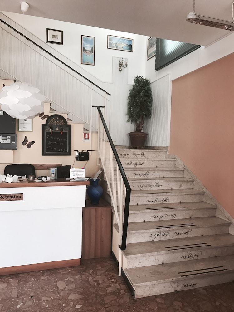 Hotel Nova Dhely Rimini Eksteriør billede