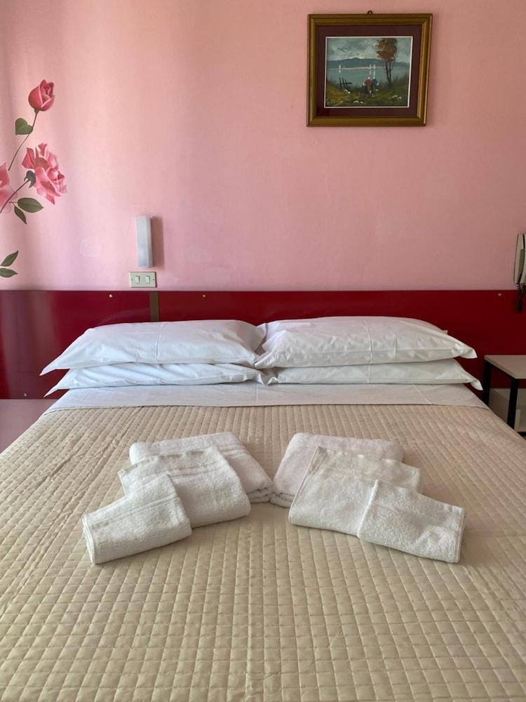 Hotel Nova Dhely Rimini Eksteriør billede