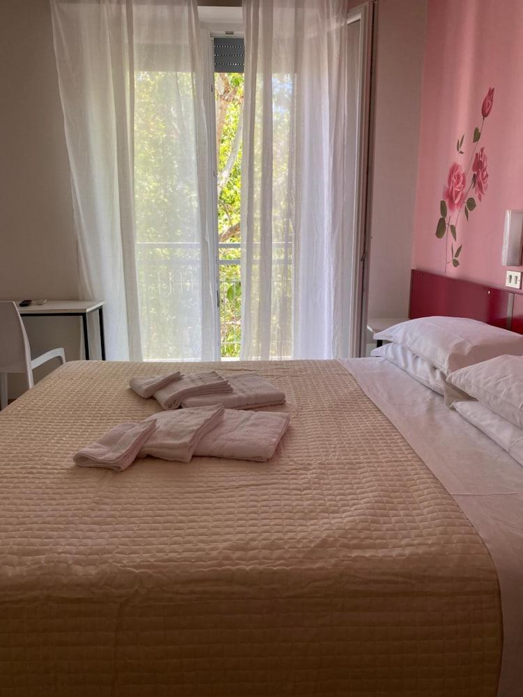 Hotel Nova Dhely Rimini Eksteriør billede