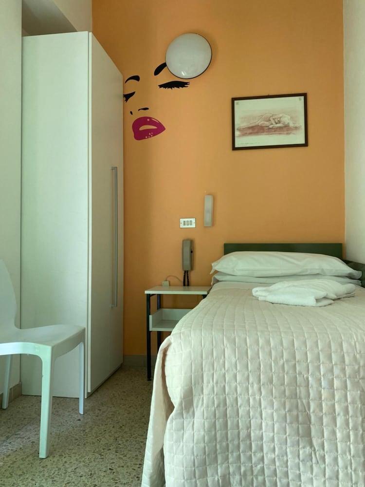 Hotel Nova Dhely Rimini Eksteriør billede
