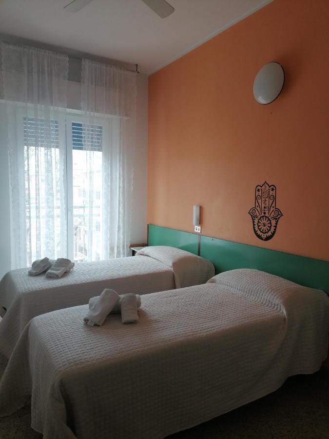 Hotel Nova Dhely Rimini Eksteriør billede