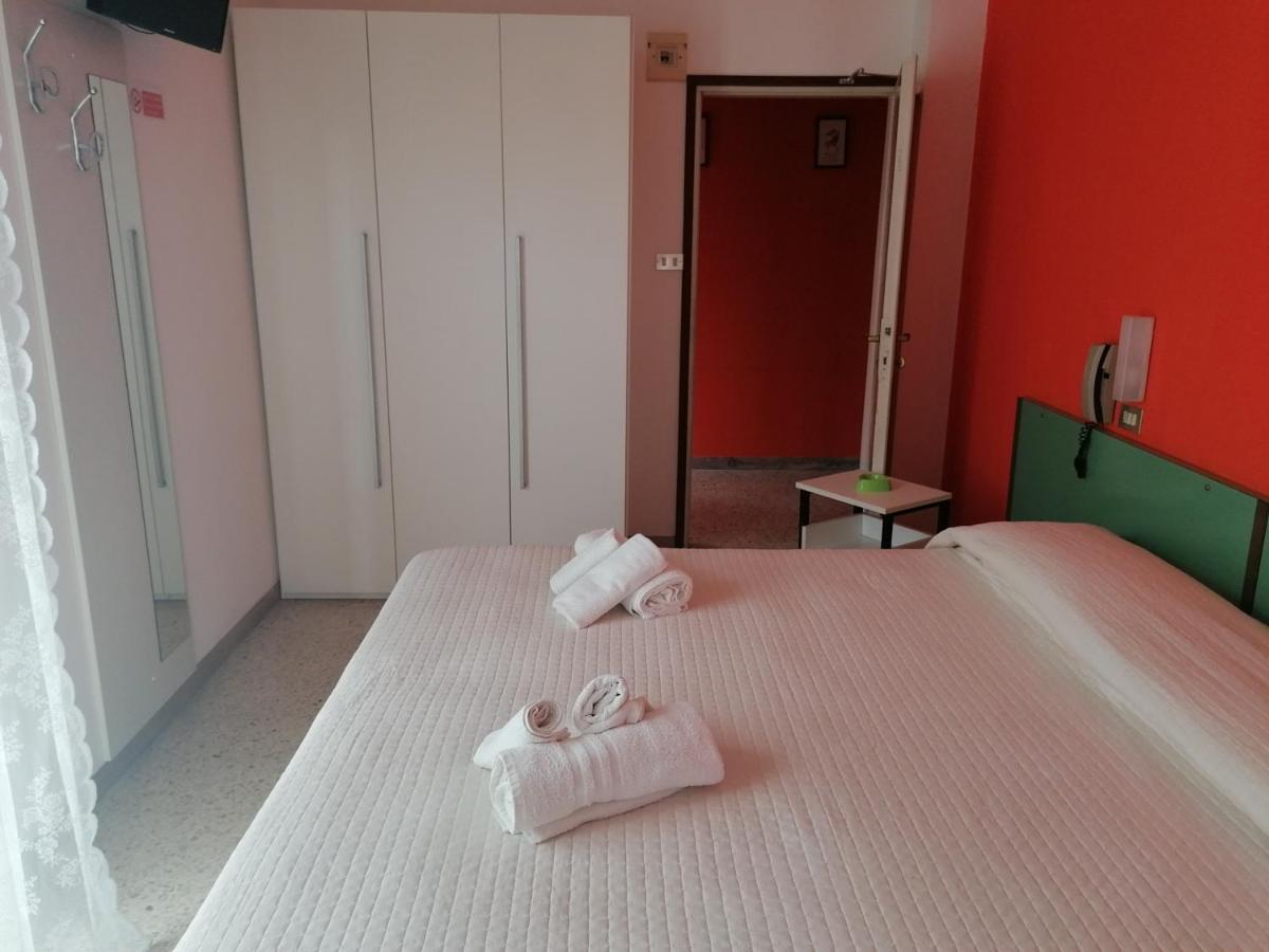 Hotel Nova Dhely Rimini Eksteriør billede