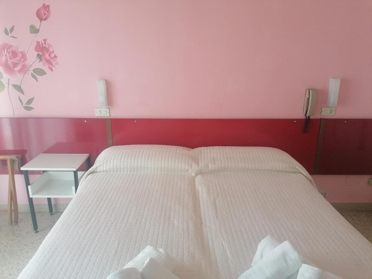 Hotel Nova Dhely Rimini Eksteriør billede