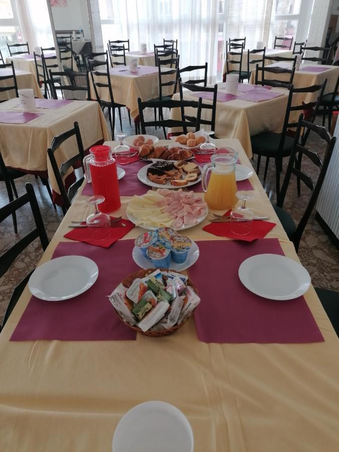 Hotel Nova Dhely Rimini Eksteriør billede