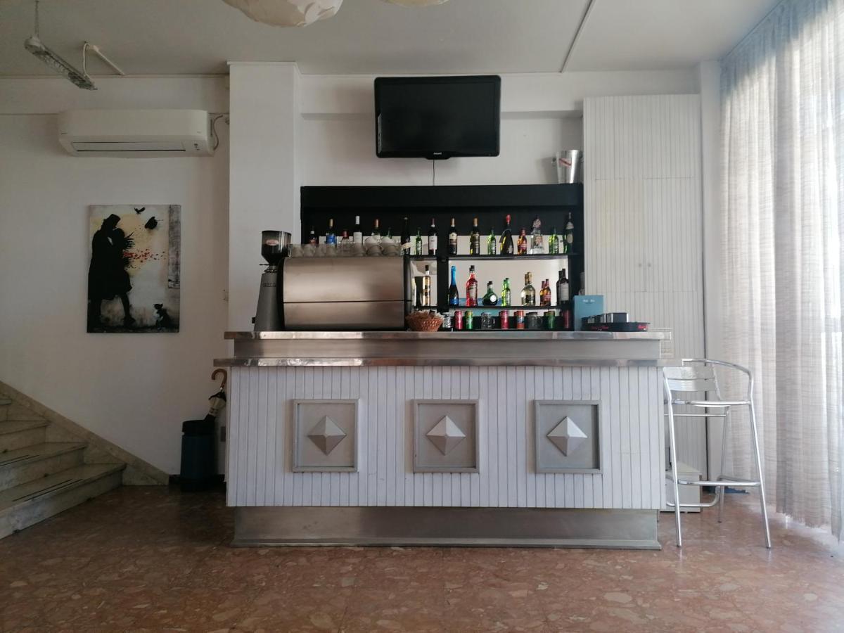 Hotel Nova Dhely Rimini Eksteriør billede