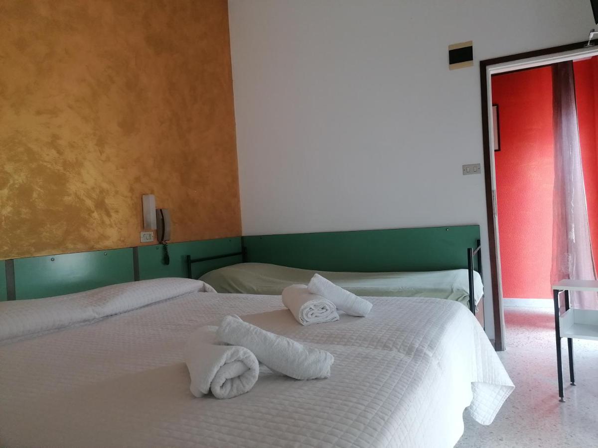 Hotel Nova Dhely Rimini Eksteriør billede
