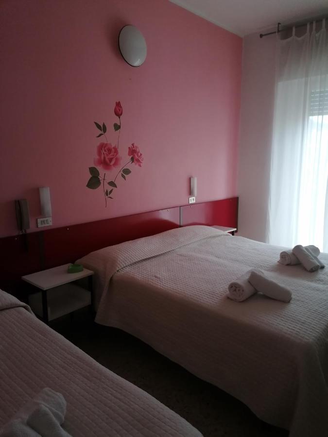 Hotel Nova Dhely Rimini Eksteriør billede