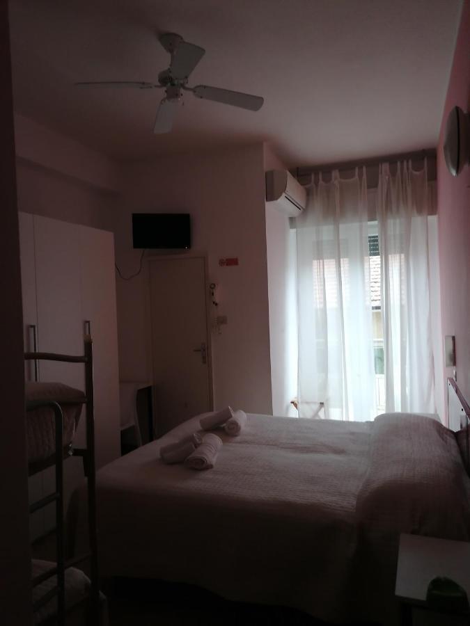Hotel Nova Dhely Rimini Eksteriør billede