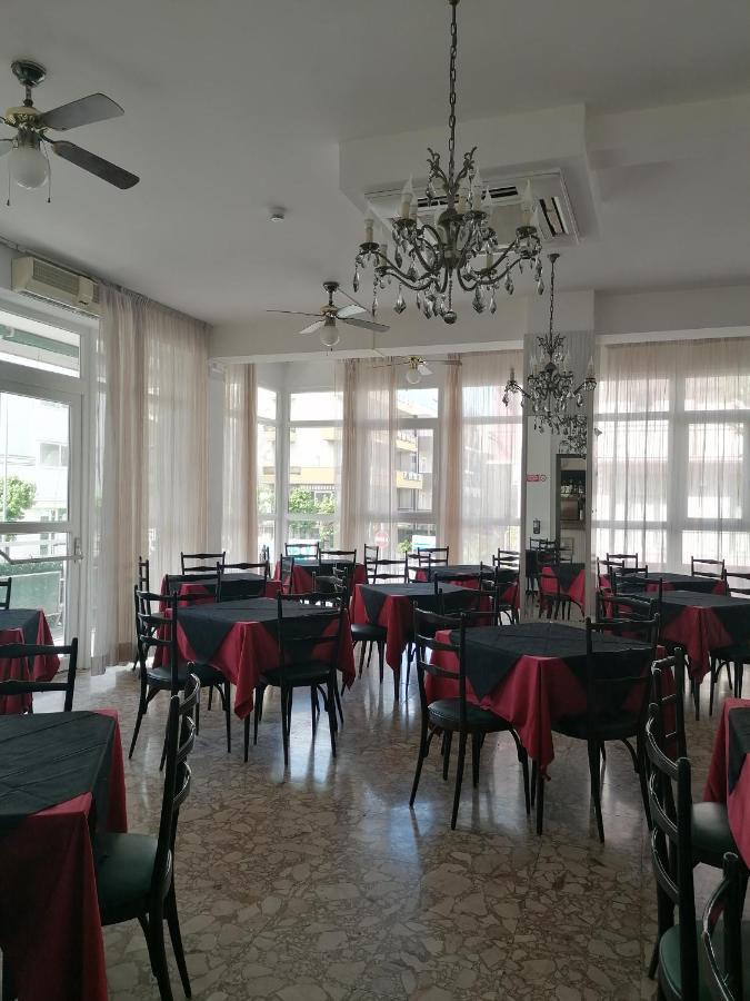 Hotel Nova Dhely Rimini Eksteriør billede