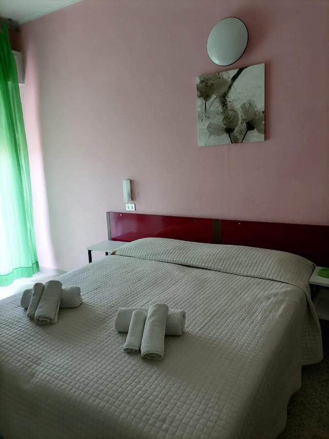 Hotel Nova Dhely Rimini Eksteriør billede