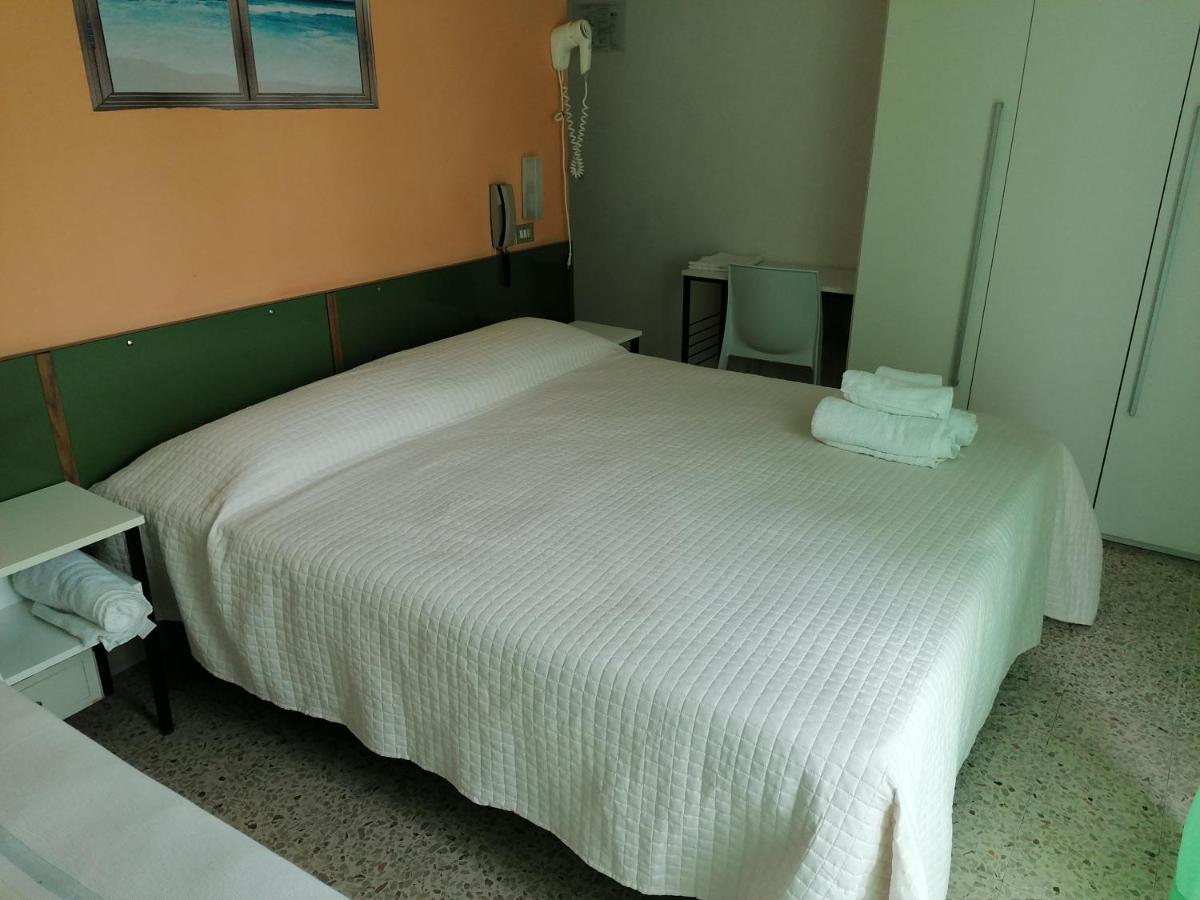 Hotel Nova Dhely Rimini Eksteriør billede