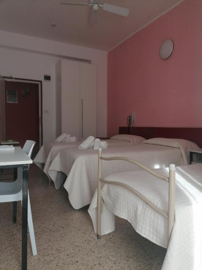 Hotel Nova Dhely Rimini Eksteriør billede