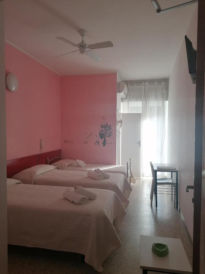 Hotel Nova Dhely Rimini Eksteriør billede