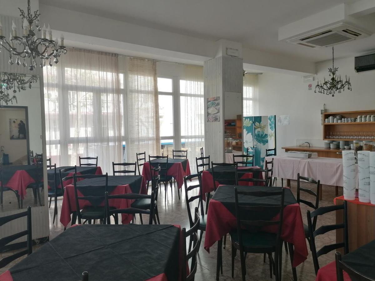 Hotel Nova Dhely Rimini Eksteriør billede