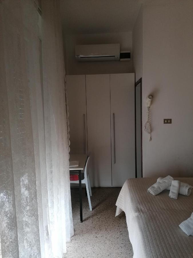 Hotel Nova Dhely Rimini Eksteriør billede
