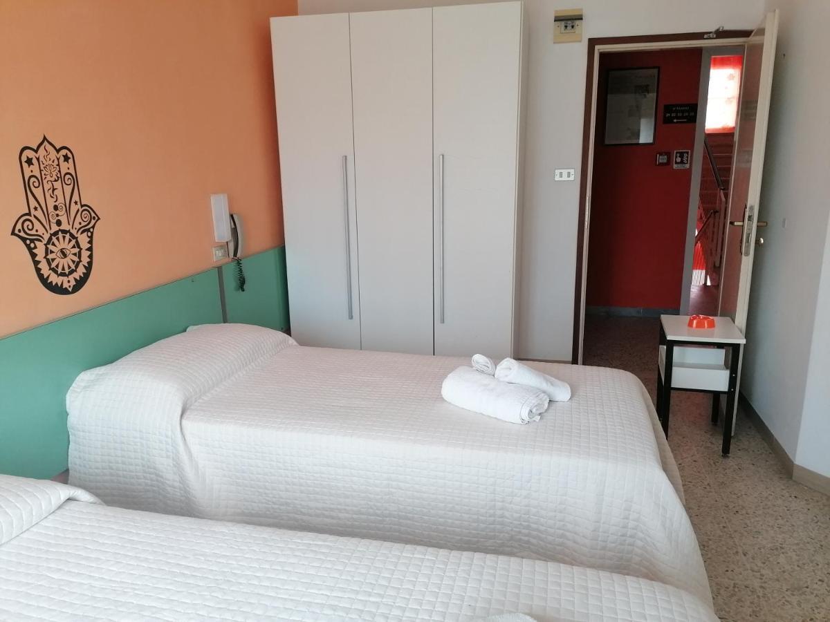 Hotel Nova Dhely Rimini Eksteriør billede