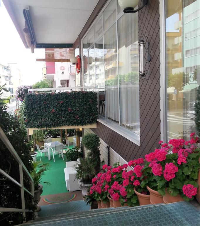 Hotel Nova Dhely Rimini Eksteriør billede