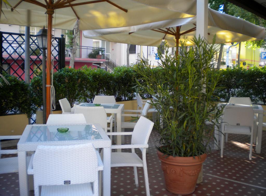 Hotel Nova Dhely Rimini Eksteriør billede