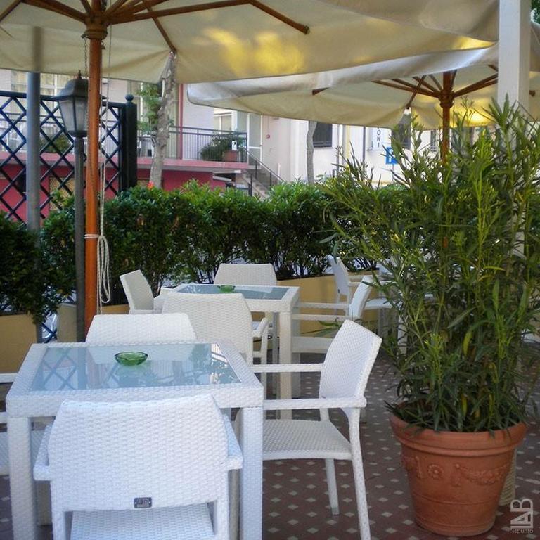 Hotel Nova Dhely Rimini Eksteriør billede