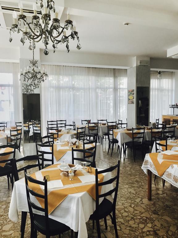 Hotel Nova Dhely Rimini Eksteriør billede